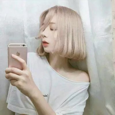 落在她身边